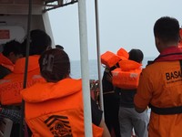 Sejumlah Keluarga yang hilang di Perairan Selat Sunda, sekitar kawasan Taman Nasional Ujung Kulon (TNUK), Pandeglang, Banten, melakukan prosesi tabur bunga di perairan, Banten, Jumat (18/9/2026).(Dok Basarnas)