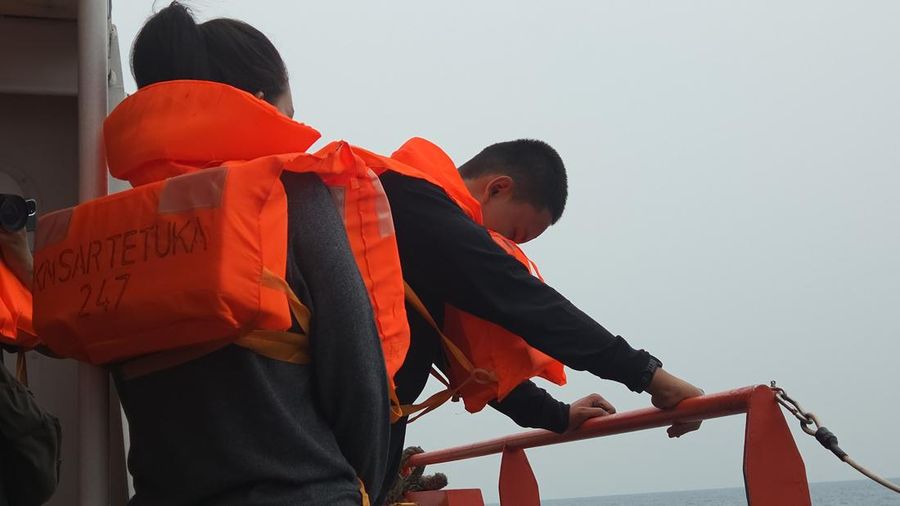 Sejumlah Keluarga yang hilang di Perairan Selat Sunda, sekitar kawasan Taman Nasional Ujung Kulon (TNUK), Pandeglang, Banten, melakukan prosesi tabur bunga di perairan, Banten, Jumat (18/9/2026). (Dok Basarnas)