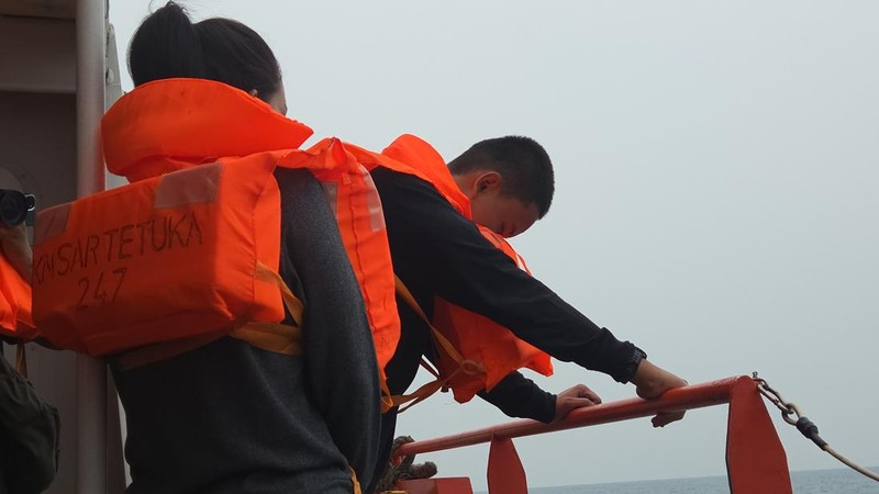 Sejumlah Keluarga yang hilang di Perairan Selat Sunda, sekitar kawasan Taman Nasional Ujung Kulon (TNUK), Pandeglang, Banten, melakukan prosesi tabur bunga di perairan, Banten, Jumat (18/9/2026). (Dok Basarnas)