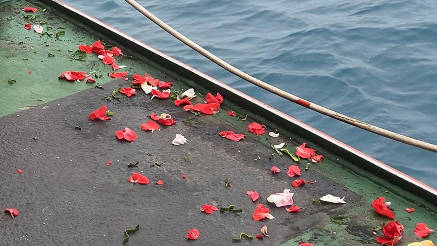 Sejumlah Keluarga yang hilang di Perairan Selat Sunda, sekitar kawasan Taman Nasional Ujung Kulon (TNUK), Pandeglang, Banten, melakukan prosesi tabur bunga di perairan, Banten, Jumat (18/9/2026). (Dok Basarnas)