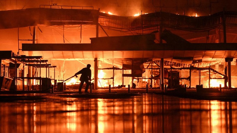 Seorang petugas pemadam kebakaran bekerja di lokasi pusat perbelanjaan yang dihantam serangan pesawat nirawak Rusia pada larut malam—di tengah serangan Rusia terhadap Ukraina—di Zaporizhzhia, Ukraina, pada 17 September 2026.