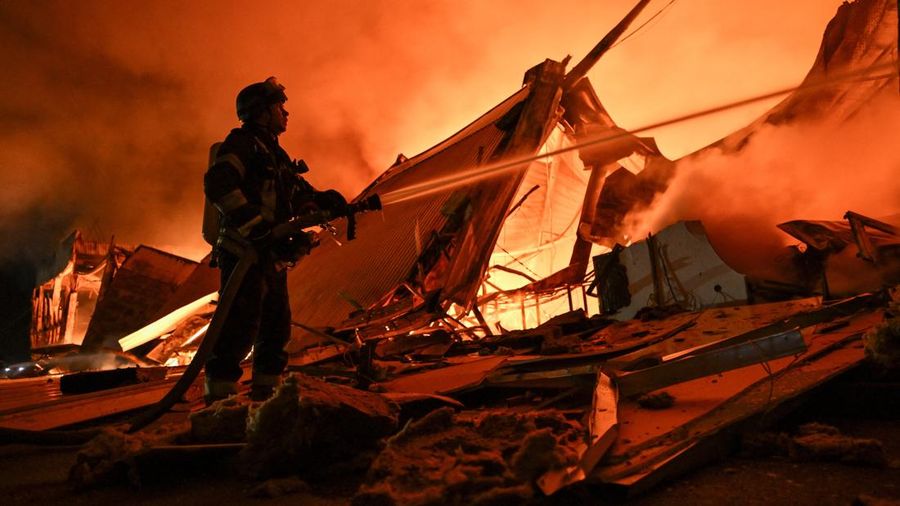 Seorang petugas pemadam kebakaran bekerja di lokasi pusat perbelanjaan yang dihantam serangan pesawat nirawak Rusia pada larut malam—di tengah serangan Rusia terhadap Ukraina—di Zaporizhzhia, Ukraina, pada 17 September 2026.