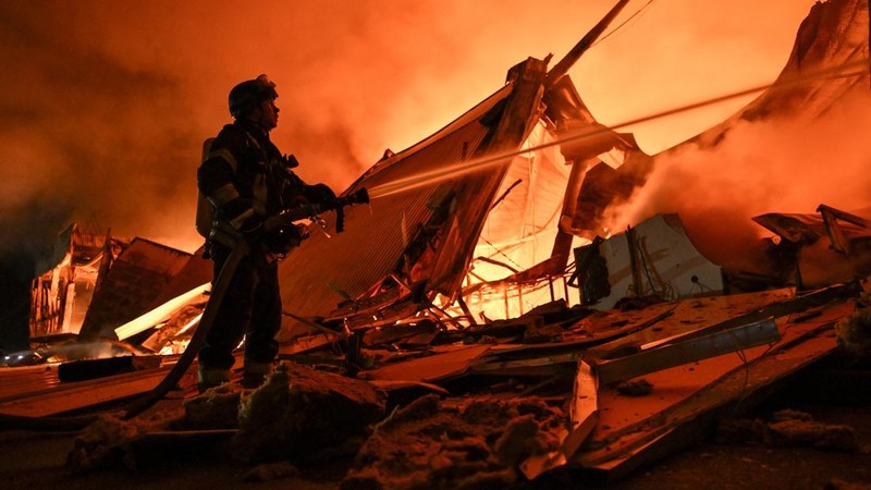Seorang petugas pemadam kebakaran bekerja di lokasi pusat perbelanjaan yang dihantam serangan pesawat nirawak Rusia pada larut malam—di tengah serangan Rusia terhadap Ukraina—di Zaporizhzhia, Ukraina, pada 17 September 2026.