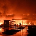 Seorang petugas pemadam kebakaran bekerja di lokasi pusat perbelanjaan yang dihantam serangan pesawat nirawak Rusia pada larut malamdi tengah serangan Rusia terhadap Ukrainadi Zaporizhzhia, Ukraina, pada 17 September 2026. (REUTERS/Stringer)