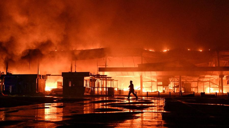 Seorang petugas pemadam kebakaran bekerja di lokasi pusat perbelanjaan yang dihantam serangan pesawat nirawak Rusia pada larut malamdi tengah serangan Rusia terhadap Ukrainadi Zaporizhzhia, Ukraina, pada 17 September 2026. (REUTERS/Stringer)