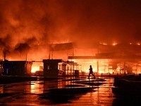 Seorang petugas pemadam kebakaran bekerja di lokasi pusat perbelanjaan yang dihantam serangan pesawat nirawak Rusia pada larut malamdi tengah serangan Rusia terhadap Ukrainadi Zaporizhzhia, Ukraina, pada 17 September 2026. (REUTERS/Stringer)
