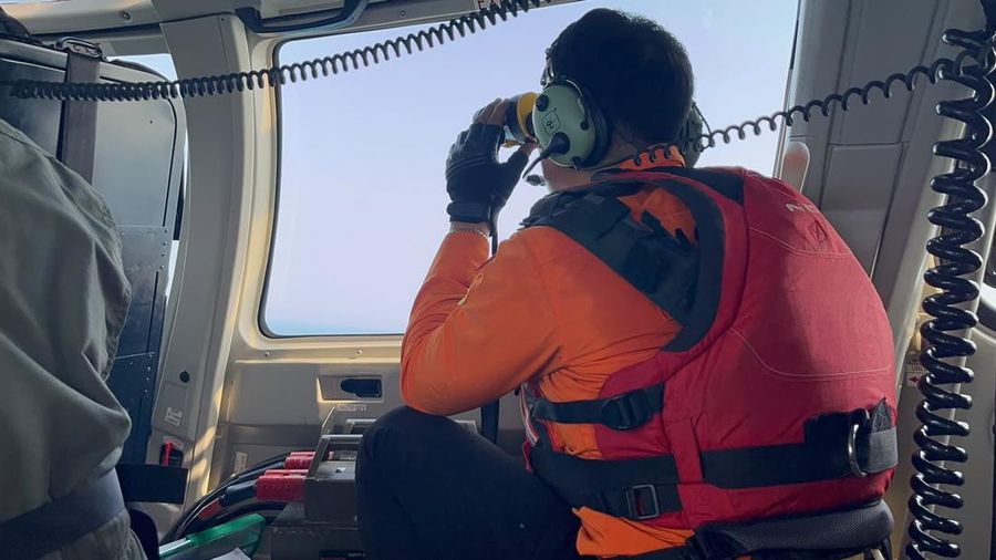 Tim SAR Gabungan melakukan pencarian kapal cepat beserta rombongan jurnalis yang hilang kontak di Perairan Selat Sunda, sekitar kawasan Taman Nasional Ujung Kulon (TNUK),Â Pandeglang, Banten, Kamis (17/9/2026). (Dok Basarnas)