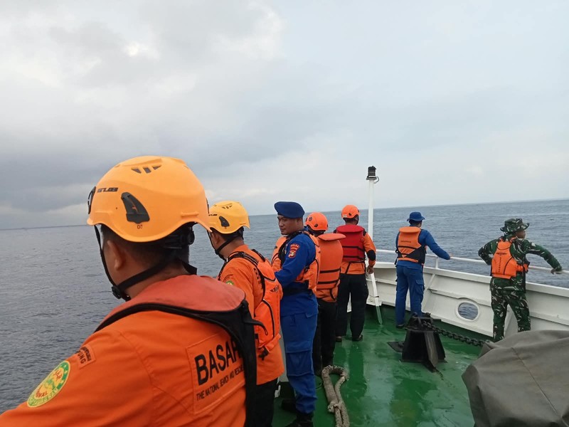Sejumlah Keluarga yang hilang di Perairan Selat Sunda, sekitar kawasan Taman Nasional Ujung Kulon (TNUK), Pandeglang, Banten, melakukan prosesi tabur bunga di perairan, Banten, Jumat (18/9/2026). (Dok Basarnas)