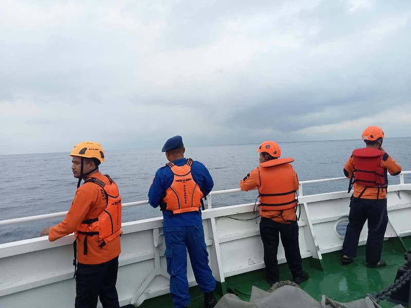 Sejumlah Keluarga yang hilang di Perairan Selat Sunda, sekitar kawasan Taman Nasional Ujung Kulon (TNUK), Pandeglang, Banten, melakukan prosesi tabur bunga di perairan, Banten, Jumat (18/9/2026). (Dok Basarnas)