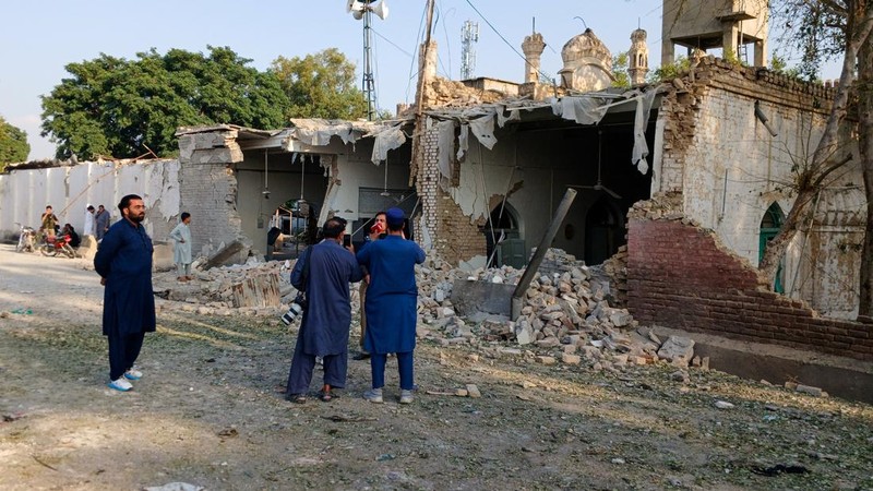 Warga berdiri di dekat bagian fasilitas kepolisian yang rusak setelah serangan bom bunuh diri di Kohat, Pakistan, pada 18 September 2026.