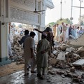 Warga berkumpul di sebuah masjid yang rusak setelah serangan bunuh diri di fasilitas kepolisian di Kohat, Pakistan, pada 18 September 2026. (REUTERS/Stringer)