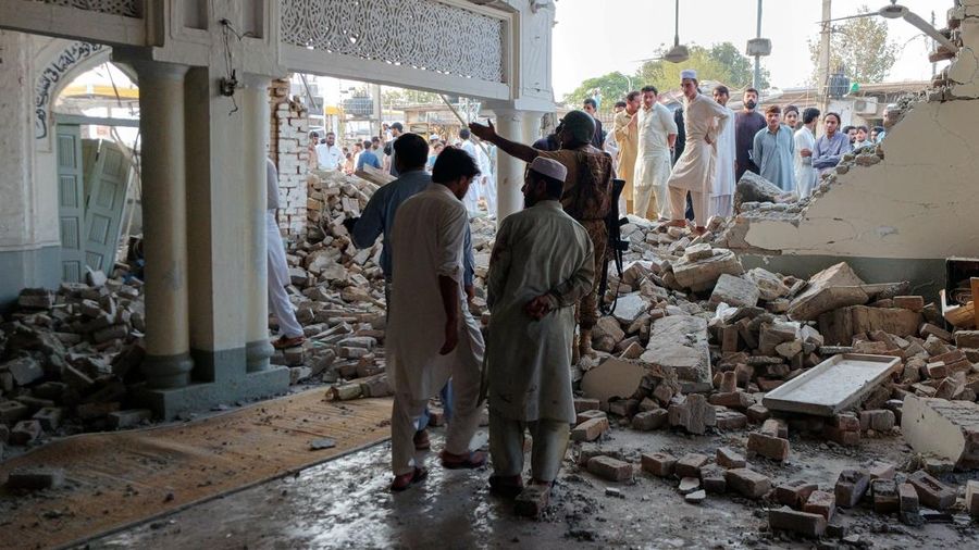Warga berkumpul di sebuah masjid yang rusak setelah serangan bunuh diri di fasilitas kepolisian di Kohat, Pakistan, pada 18 September 2026. (REUTERS/Stringer)