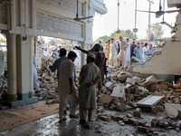 Warga berkumpul di sebuah masjid yang rusak setelah serangan bunuh diri di fasilitas kepolisian di Kohat, Pakistan, pada 18 September 2026. (REUTERS/Stringer)