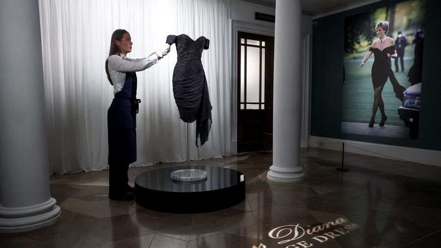 'Gaun balas dendam' Putri Diana dipamerkan untuk pertama kalinya dalam 30 tahun di London.. (REUTERS/Toby Melville)