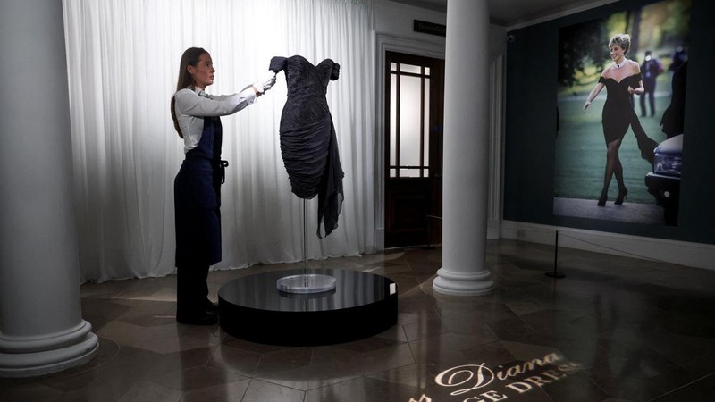 'Gaun balas dendam' Putri Diana dipamerkan untuk pertama kalinya dalam 30 tahun di London.. (REUTERS/Toby Melville)