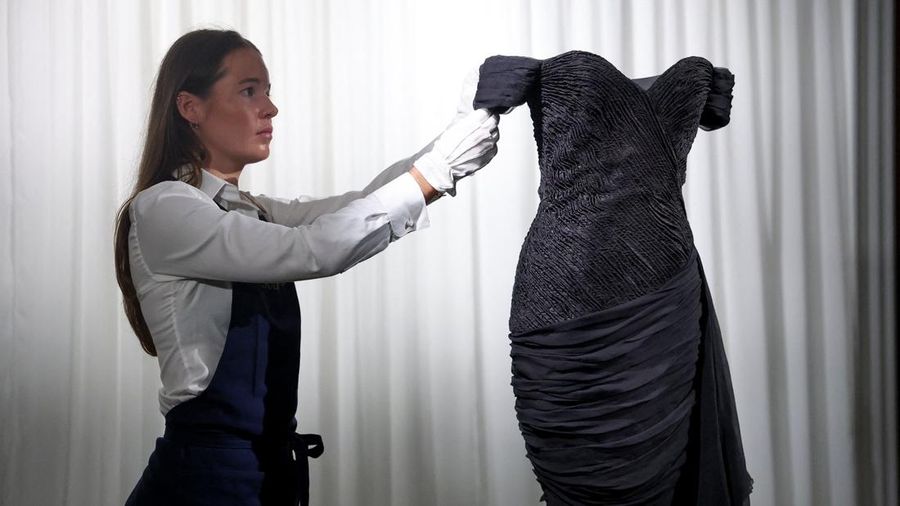 'Gaun balas dendam' Putri Diana dipamerkan untuk pertama kalinya dalam 30 tahun di London.. (REUTERS/Toby Melville)