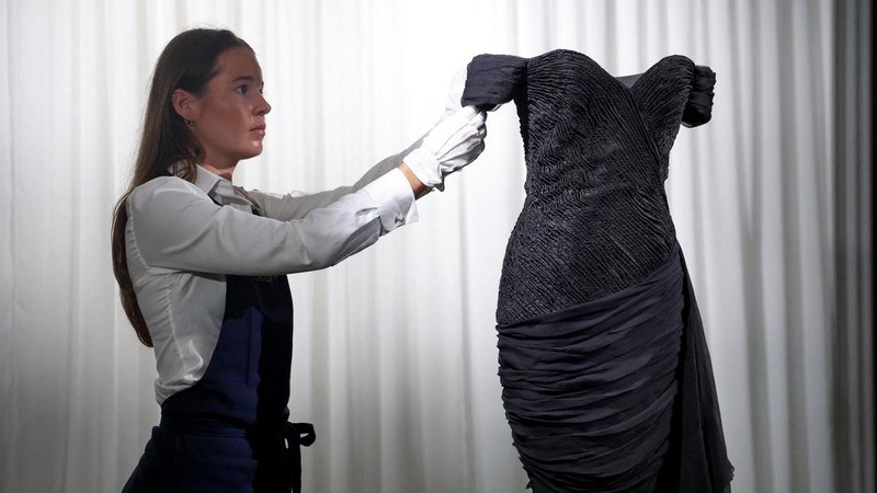 'Gaun balas dendam' Putri Diana dipamerkan untuk pertama kalinya dalam 30 tahun di London.. (REUTERS/Toby Melville)