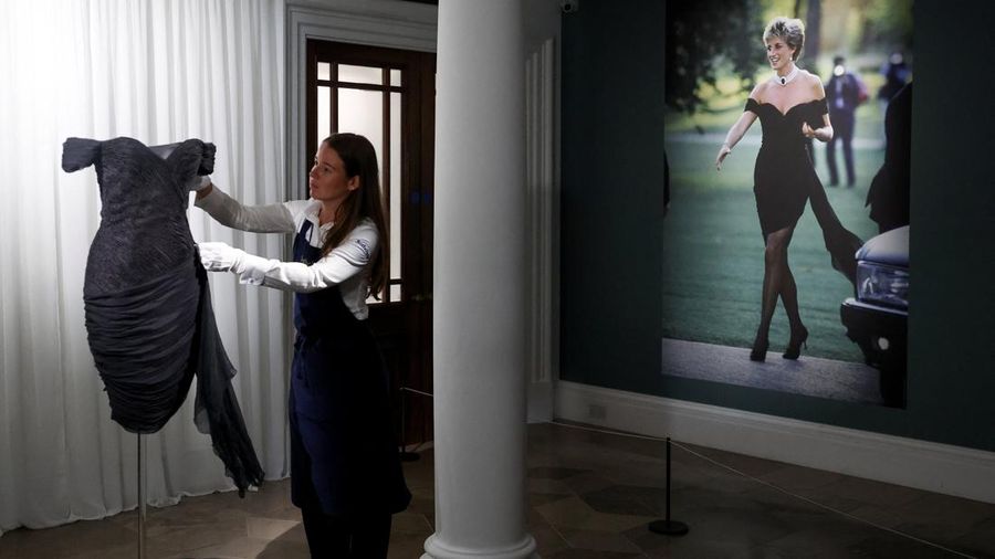 'Gaun balas dendam' Putri Diana dipamerkan untuk pertama kalinya dalam 30 tahun di London.. (REUTERS/Toby Melville)