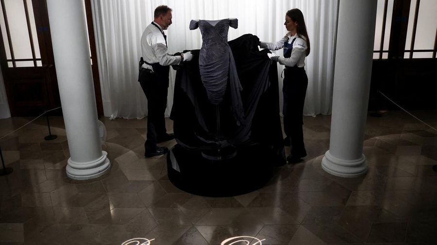 'Gaun balas dendam' Putri Diana dipamerkan untuk pertama kalinya dalam 30 tahun di London. (REUTERS/Toby Melville)