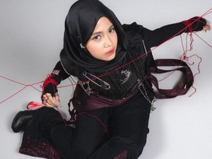 Hanin Dhiya Bawakan Ulang Cinta Ini Membunuhku dengan Nuansa Sendu