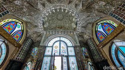 Mewahnya Masjid Kristal Khadija Bergaya Persia di Jogja