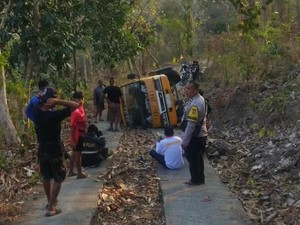 Video Mobil Damkar Terguling Saat Menuju Lokasi Karhutla di Polman