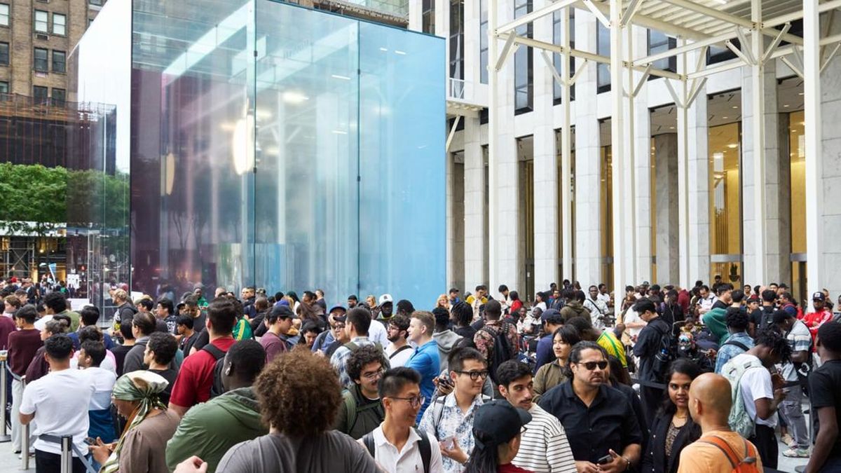 Senyum Sumringah Sambut iPhone 18 Pro Max di Apple Store Seluruh Dunia