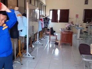 Damkar Temukan Apar Kedaluwarsa Saat Cek SMKN 2 Ponorogo