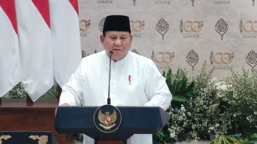 Presiden Prabowo Subianto menyampaikan sambutan saat menghadiri Syukuran 100 Tahun Pondok Modern Darussalam Gontor, Sabtu (19/9/2026). (YouTube/Sekretariat Presiden)