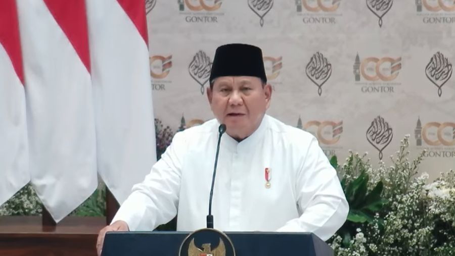 Presiden Prabowo Subianto menyampaikan sambutan saat menghadiri Syukuran 100 Tahun Pondok Modern Darussalam Gontor, Sabtu (19/9/2026). (YouTube/Sekretariat Presiden)