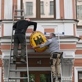 Penampakan Petugas Copot Elang-Tutup Kantor Efek Rusia-Jerman Panas