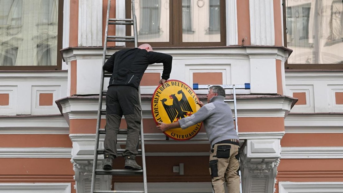 Penampakan Petugas Copot Elang-Tutup Kantor Efek Rusia-Jerman Panas