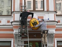 Penampakan Petugas Copot Elang-Tutup Kantor Efek Rusia-Jerman Panas