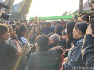 Jenazah Sopir Dibunuh OPM Tiba di Toraja, Keluarga Histeris