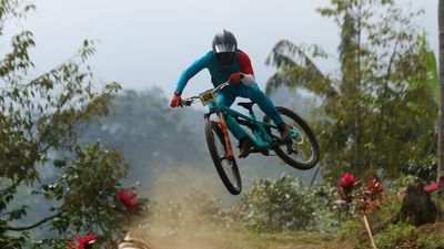 Aksi Sengit Pebalap di Gantasan Bike Park Banyuwangi