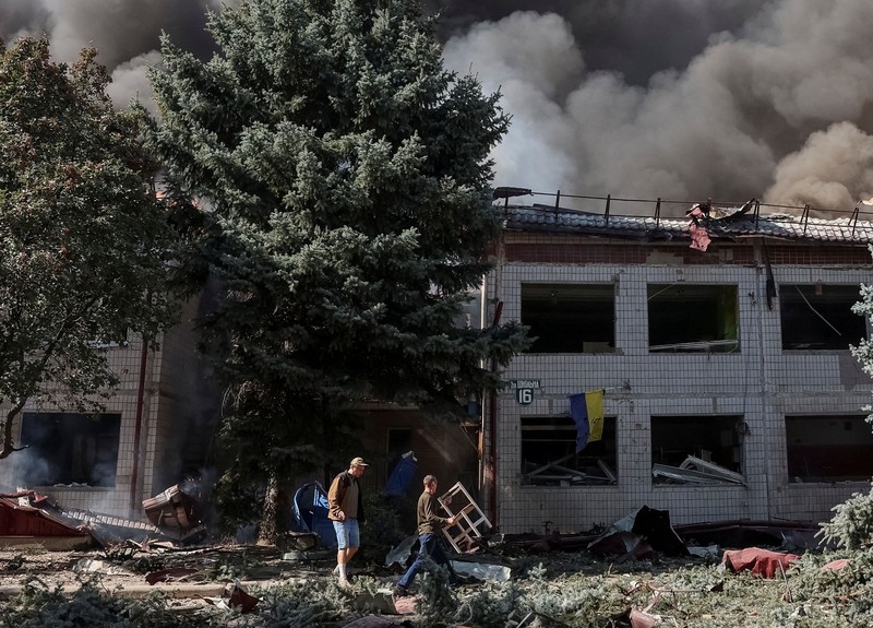 Dampak serangan udara Rusia di Kramatorsk, Ukraina, Minggu (20/9/2026). (REUTERS/Anatolii Stepanov)
