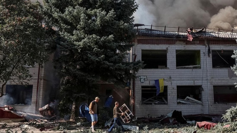 Dampak serangan udara Rusia di Kramatorsk, Ukraina, Minggu (20/9/2026). (REUTERS/Anatolii Stepanov)