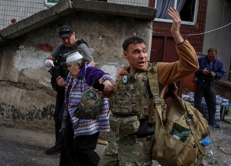 Dampak serangan udara Rusia di Kramatorsk, Ukraina, Minggu (20/9/2026). (REUTERS/Anatolii Stepanov)