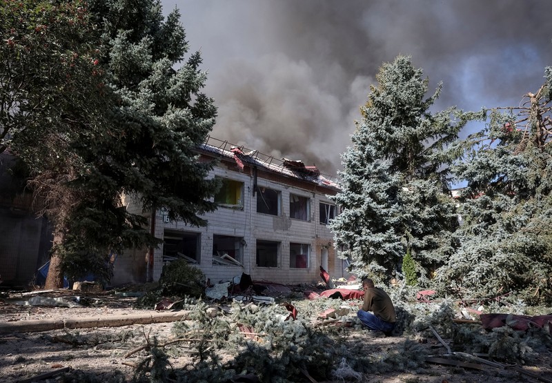 Dampak serangan udara Rusia di Kramatorsk, Ukraina, Minggu (20/9/2026). (REUTERS/Anatolii Stepanov)