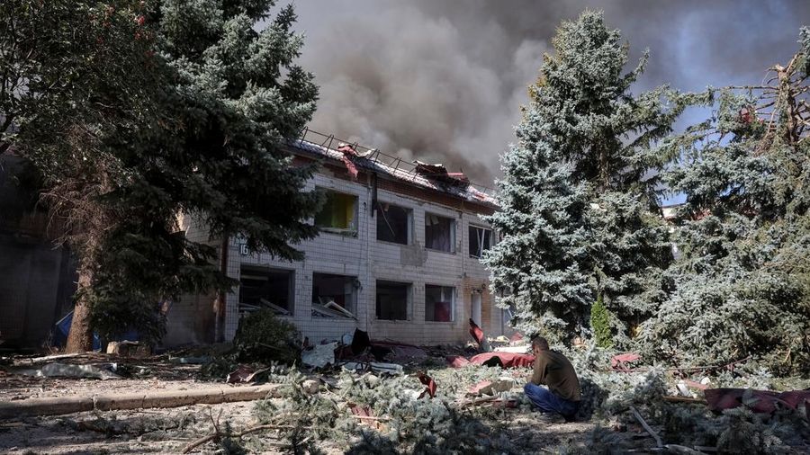 Dampak serangan udara Rusia di Kramatorsk, Ukraina, Minggu (20/9/2026). (REUTERS/Anatolii Stepanov)