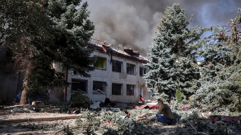 Dampak serangan udara Rusia di Kramatorsk, Ukraina, Minggu (20/9/2026). (REUTERS/Anatolii Stepanov)