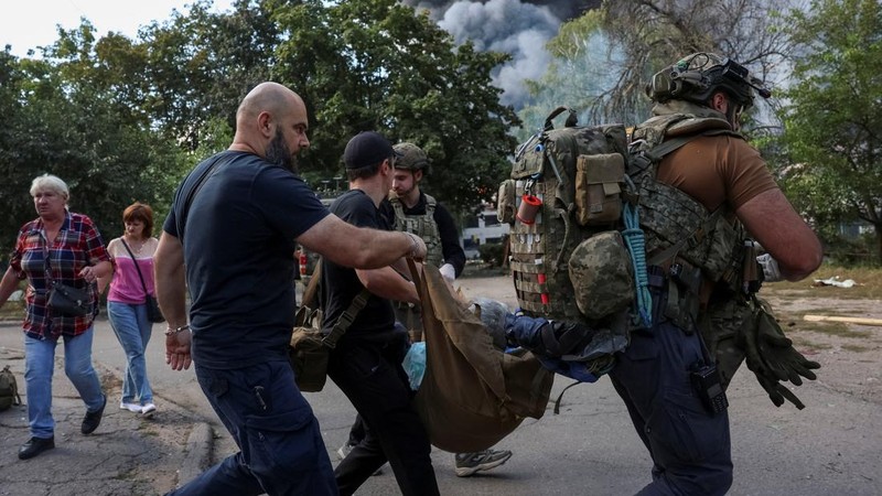 Dampak serangan udara Rusia di Kramatorsk, Ukraina, Minggu (20/9/2026). (REUTERS/Anatolii Stepanov)
