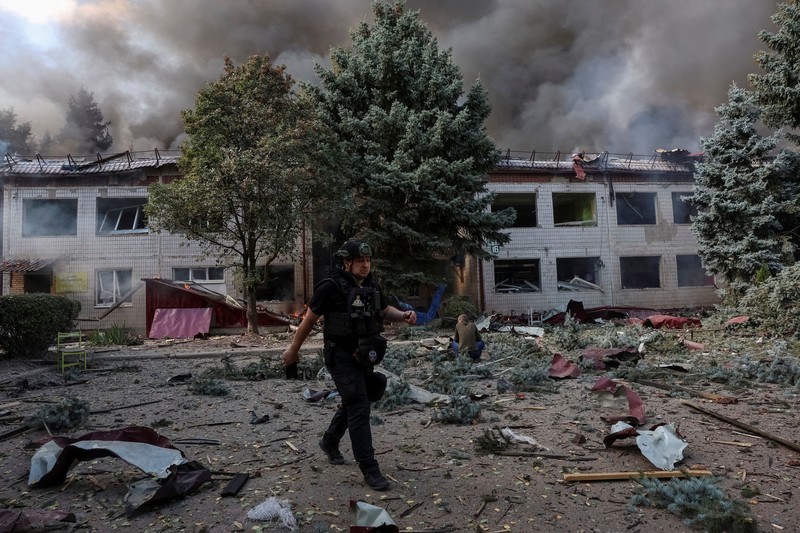 Dampak serangan udara Rusia di Kramatorsk, Ukraina, Minggu (20/9/2026). (REUTERS/Anatolii Stepanov)