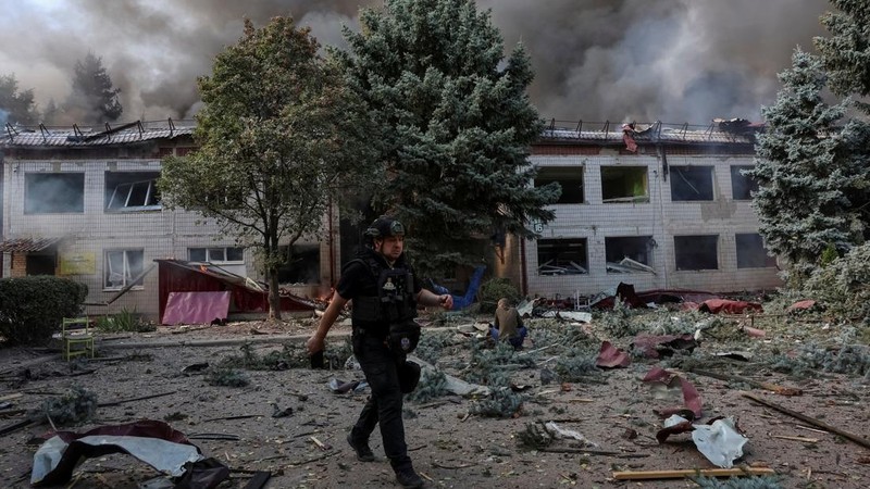 Dampak serangan udara Rusia di Kramatorsk, Ukraina, Minggu (20/9/2026). (REUTERS/Anatolii Stepanov)