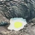 Fenomena 'Telur Ceplok" di kawah Gunung Anak Krakatau usai erupsi. (YouTube/CNN Indonesia TV)