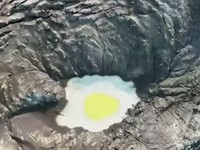 Fenomena 'Telur Ceplok" di kawah Gunung Anak Krakatau usai erupsi. (YouTube/CNN Indonesia TV)