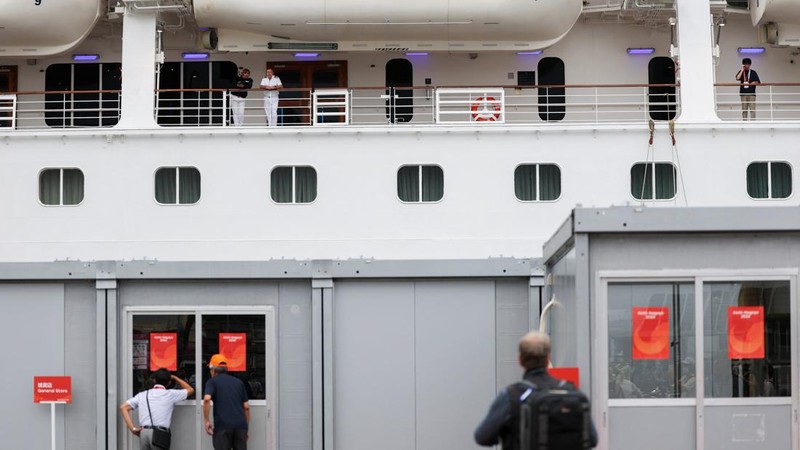 Kapal pesiar Italia Costa Serena, yang akan berfungsi sebagai perkampungan atlet sementara terapung selama Asian Games Aichi-Nagoya 2026, berada di Pelabuhan Nagoya. (REUTERS/Edgar Su)