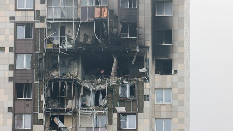Kerusakan dampak serangan pesawat nirawak Ukraina di wilayah Moskow, Rusia, Minggu (20/9/2026). (REUTERS/Stringer)