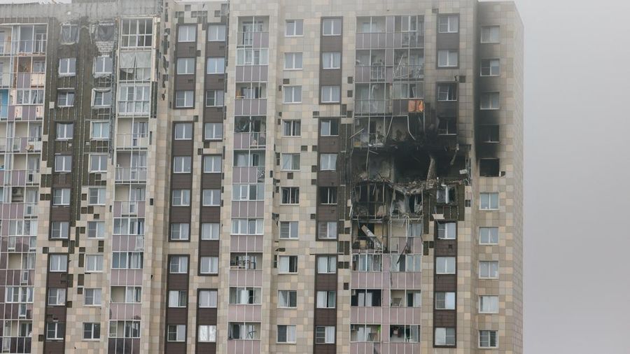 Kerusakan dampak serangan pesawat nirawak Ukraina di wilayah Moskow, Rusia, Minggu (20/9/2026). (REUTERS/Stringer)