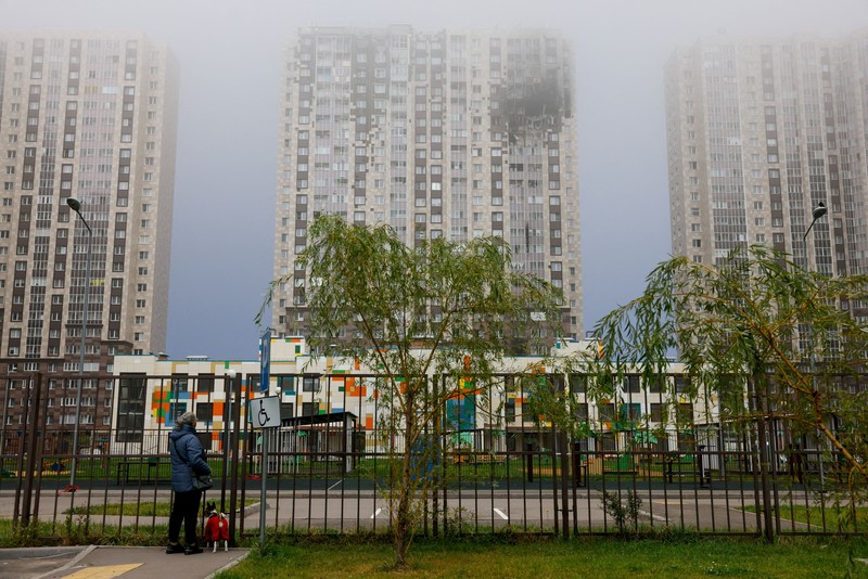 Kerusakan dampak serangan pesawat nirawak Ukraina di wilayah Moskow, Rusia, Minggu (20/9/2026). (REUTERS/Stringer)